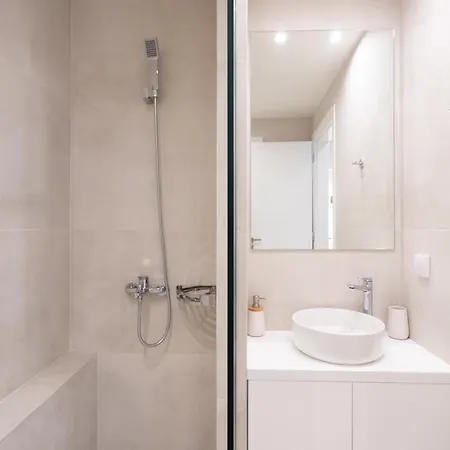 Newly Renovated 2 Bedroom Apartment, 5min To Metro