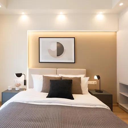 Newly Renovated 2 Bedroom Apartment, 5min To Metro Athens