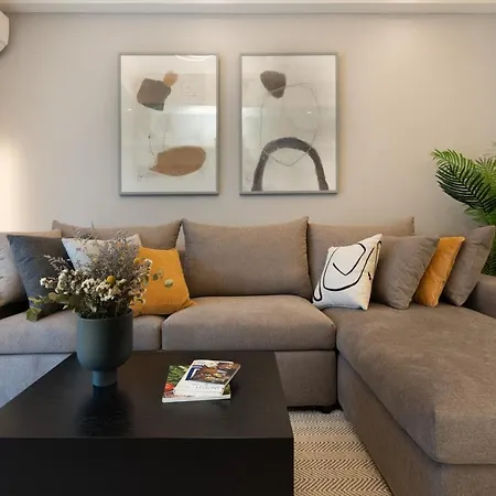 Newly Renovated 2 Bedroom Apartment, 5min To Metro Apartment *
