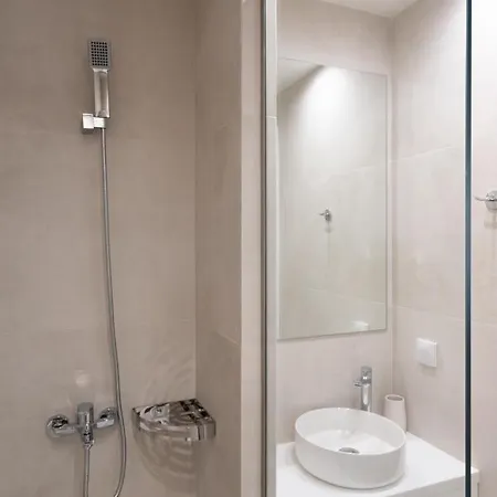 Newly Renovated 2 Bedroom Apartment, 5min To Metro Apartment *