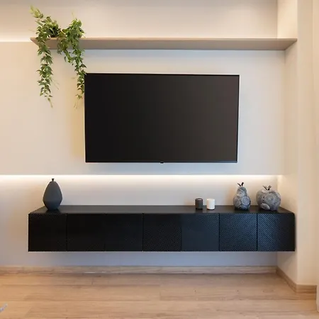 Newly Renovated 2 Bedroom Apartment, 5min To Metro Athens