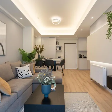 Newly Renovated 2 Bedroom Apartment, 5min To Metro *