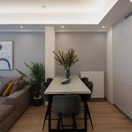 Newly Renovated 2 Bedroom Apartment, 5min To Metro Apartment