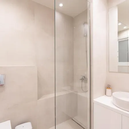 Newly Renovated 2 Bedroom Apartment, 5min To Metro