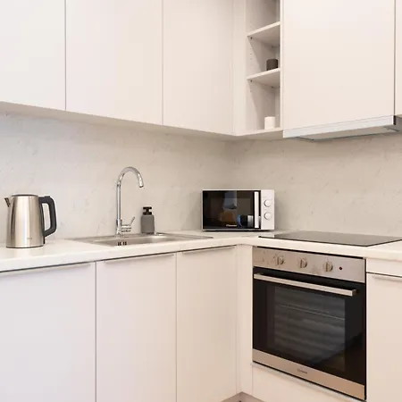 Newly Renovated 2 Bedroom Apartment, 5min To Metro Apartment *