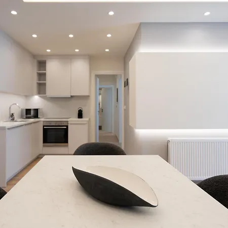 Apartment Newly Renovated 2 Bedroom Apartment, 5min To Metro *