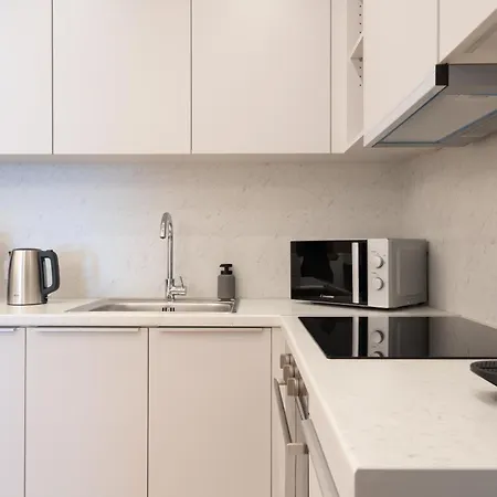 Newly Renovated 2 Bedroom Apartment, 5min To Metro Apartment *