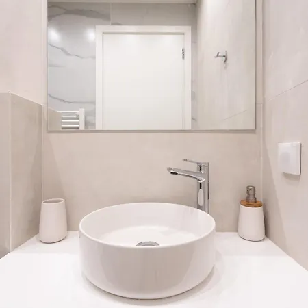 Διαμέρισμα Newly Renovated 2 Bedroom Apartment, 5min To Metro *