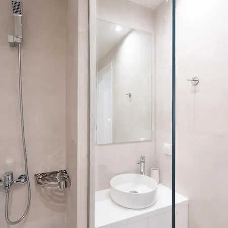 Apartment Newly Renovated 2 Bedroom Apartment, 5min To Metro *
