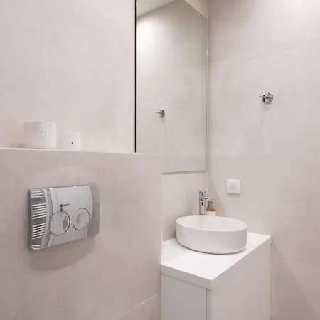 Newly Renovated 2 Bedroom Apartment, 5min To Metro *