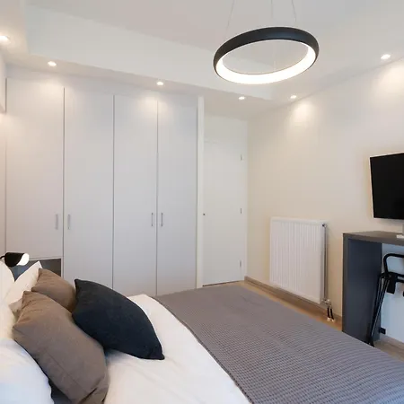 Newly Renovated 2 Bedroom Apartment, 5min To Metro