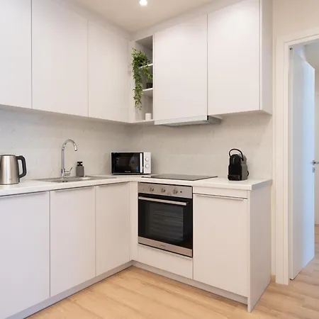 Newly Renovated 2 Bedroom Apartment, 5min To Metro Athens