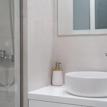 Newly Renovated 2 Bedroom Apartment, 5min To Metro *