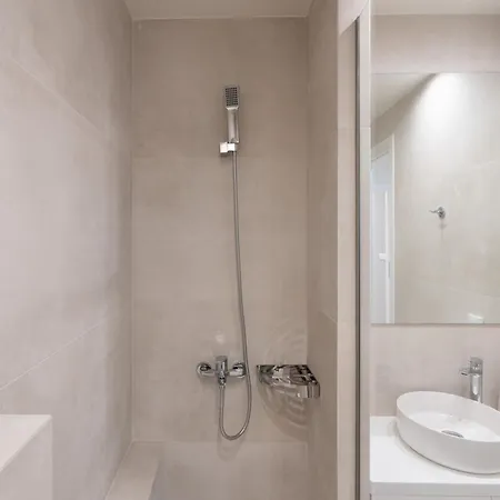 Newly Renovated 2 Bedroom Apartment, 5min To Metro Apartment